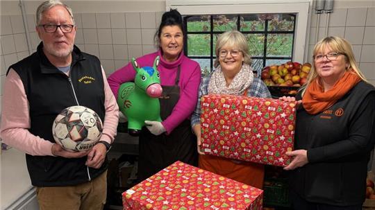 Zusätzlich zur Lebensmittelausgabe geben Ehrenamtliche der Buxtehuder Tafel bis 23. Dezember Weihnachtsgeschenke für bedürftige Kinder an die Eltern aus (von links): Tafel-Leiter Arno Weller mit den Helferinnen Heike Holst, Sigrid Harm-Raszpir und der stellvertretenden Tafel-Leiterin Elisabeth Freundel.