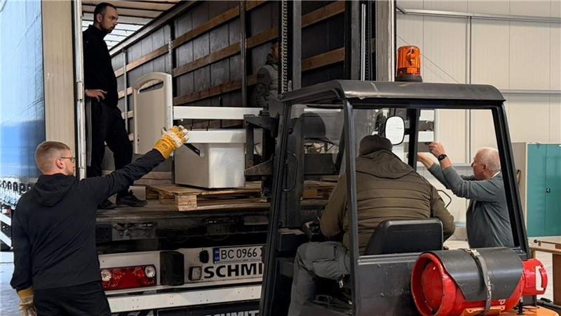 Zusätzliche Lkw werden im Katastrophenschutzzentrum in Stade-Ottenbeck mit Spenden beladen.