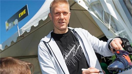 Zusätzliche Motivation erhalten die Mannschaften durch Fußballstars zum Anfassen – der ehemalige Bundesligaprofi Ivan Klasnic wird das Geschehen verfolgen.
