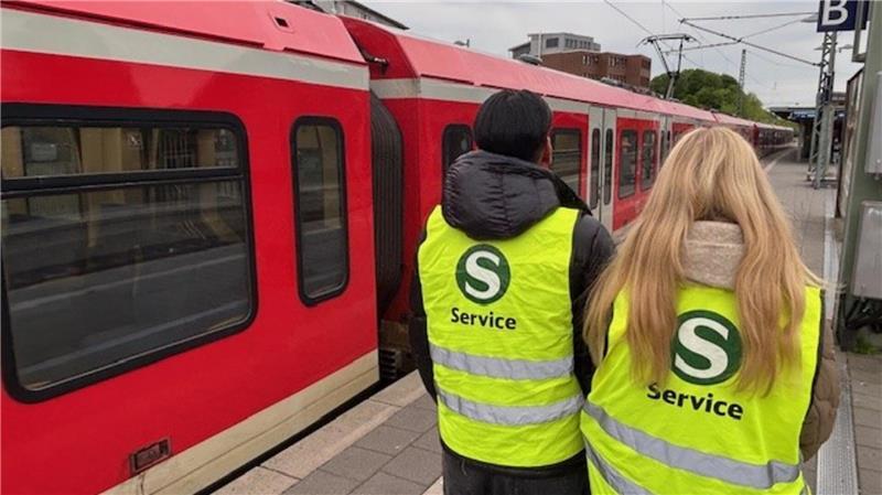 S5: So lange dauert die Fahrt von Buxtehude zum Hamburger Hauptbahnhof Zusätzliches Servicepersonal der S-Bahn Hamburg an den Bahnhöfen, hier in Buxtehude, informiert die Fahrgäste. Zu erkennen ist es an den leuchtend gelben Westen mit S-Bahn-Symbol.