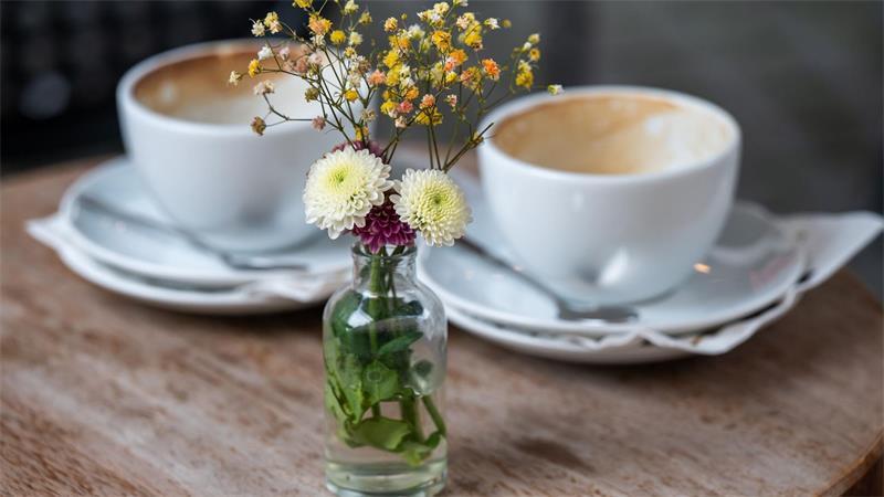 Zusammen Kaffee trinken und sich erzählen, was so los ist, ist ins Zwielicht geraten. (Illustration)