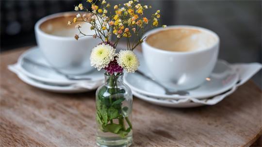 Zusammen Kaffee trinken und sich erzählen, was so los ist, ist ins Zwielicht geraten. (Illustration)