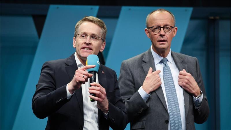 Zusammen in Nordfriesland unterwegs: Bundeskanzler Merz und Ministerpräsident Günther. (Archivbild)