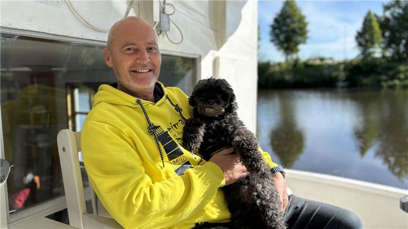Zusammen mit Hund Paul genießt Michael Lilienkamp die Ruhe an Bord.