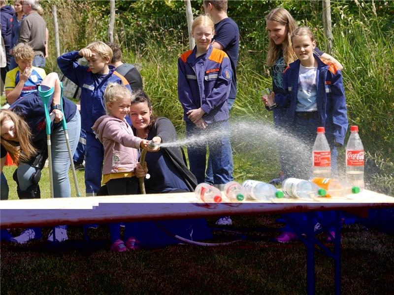 Engelschoff und Neuland feiern ihr doppeltes Jubiläum Zusammen mit Mama Christiane Hirschoff gelang es der kleinen Frieda, die Flaschen vom Tisch zu spritzen. Fotos: Umland