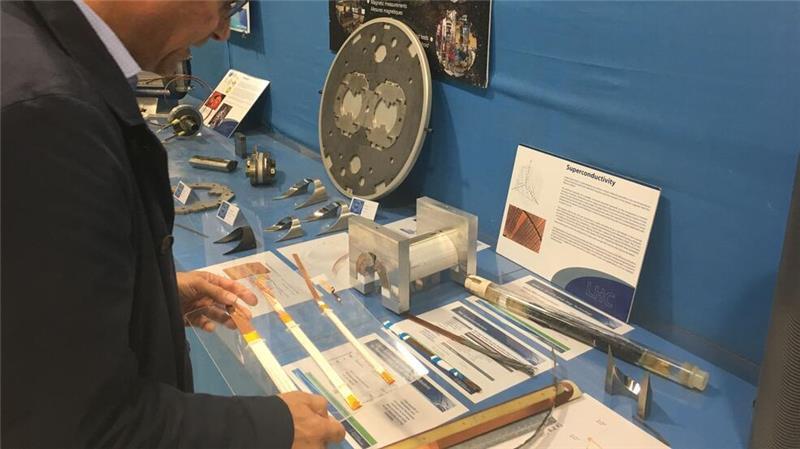 Zusammen mit Materialexperten sind am Cern für die Energieversorgung Supraleiter entwickelt worden (Archivbild)