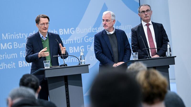 „Leiser Killer“ Bluthochdruck – Das ändert sich in Apotheken Zusammen mit dem Kardiologen Benny Levenson Christoph Straub von der Krankenkasse Barmer hat Gesundheitsminister Karl Lauterbach seine Strategie zur Früherkennung und Versorgung von Herz-Kreislauf-Erkrankungen präsentiert.