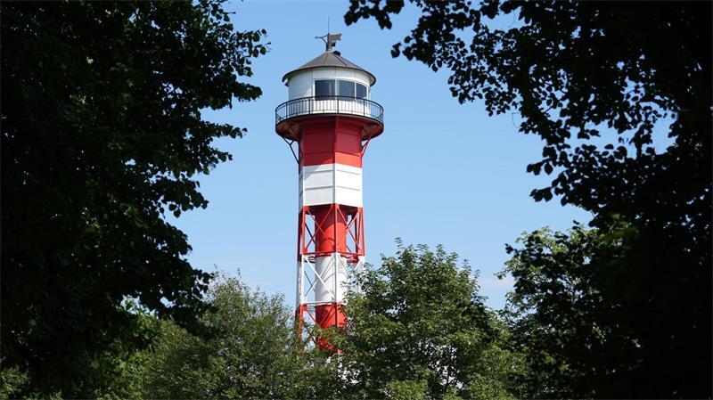 Hamburgs Leuchttürme – vom Kleinsten bis zum Ältesten Zusammen mit dem Oberfeuer Tinsdal bildet das Unterfeuer Wittenbergen die sogenannte Richtfeuerlinie Wittenbergen-Tinsdal.