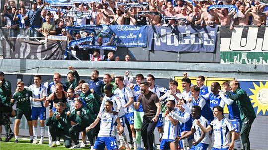 Zusammen mit den Fans feiern die Schalker in Paderborn.