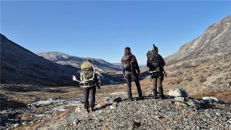 Zusammen mit ihren Freunden zieht Norja Walther durch die Tundra – bei der Rentierjagd mitten in der unberührten Wildnis.