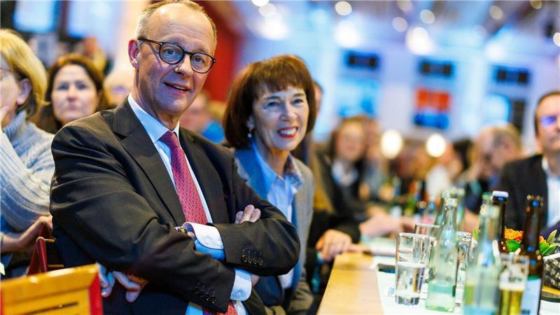 Zusammen mit seiner Ehefrau Charlotte lebt Friedrich Merz in Arnsberg im Sauerland. Er gilt als Familienmensch.