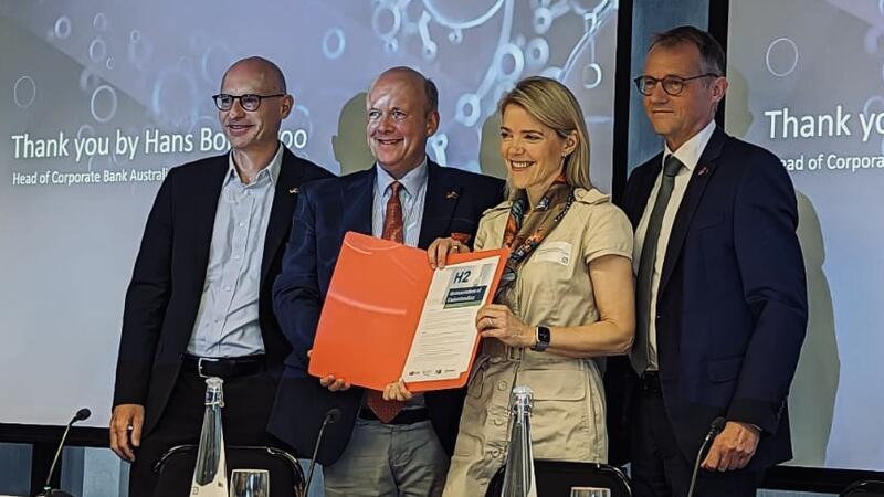 Wasserstoff-Achse zwischen Stade und Sydney geknüpft Zusammenarbeit (von links): Christian Groß und Florence Lindhaus aus Australien haben mit IHK-Chef Christoph von Speßhardt und IHK-Präsident Matthias Kohlmann eine Absichtserklärung geschlossen.