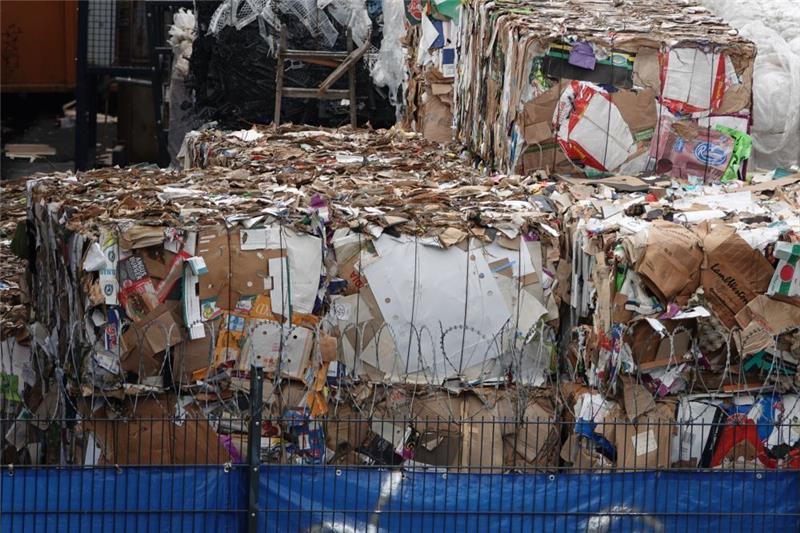 Zusammengepresster Müll auf einem Wertstoffhof (Symbolbild). Foto: Taylan Gökalp/dpa