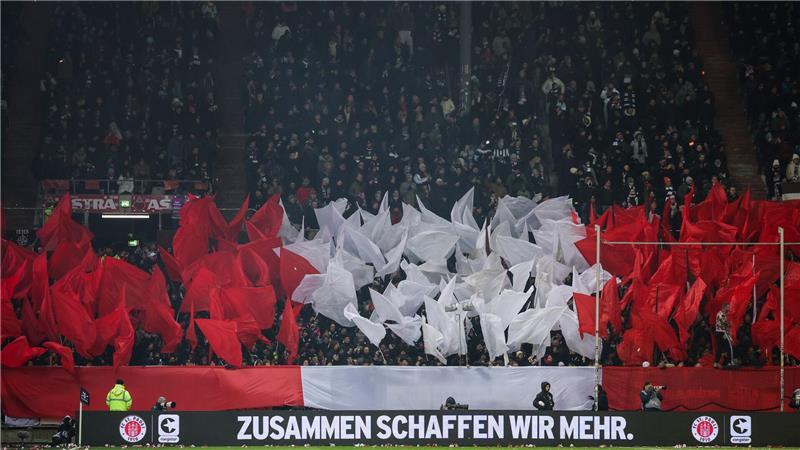 Zusammenhalt gefordert: Die Fans des FC St. Pauli beim Spiel gegen Union Berlin.