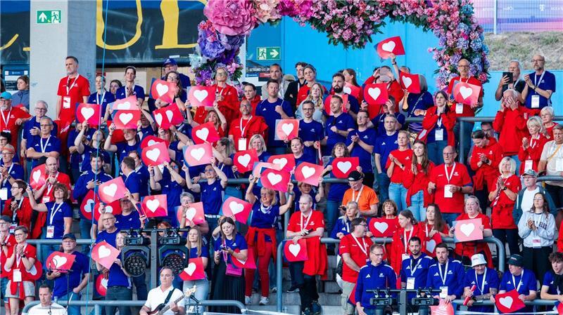 Zuschauer auf der Tribüne bei der Eröffnungsfeier der Special Olympics Nationalen Spiele Saarland 2026 im Ludwigsparkstadion.