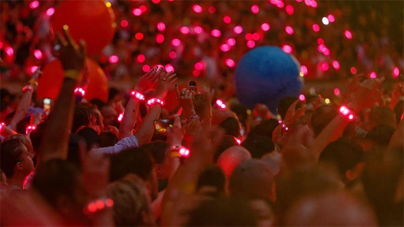 Vorbild Coldplay: Mega-Events können Klimaschutz fördern Zuschauer tragen 2024 bei einem Konzert leuchtende Armbänder, die laut Coldplay pflanzenbasiert und kompostierbar sind. (Archivbild)