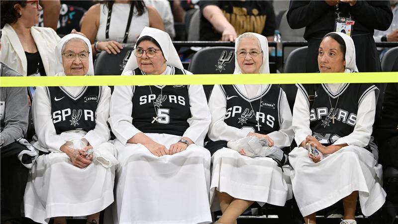 Zuschauer verfolgen ein NBA-Basketballspiel.