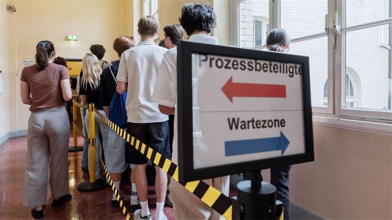 Zuschauer warten am 61. Prozesstag auf Einlass.