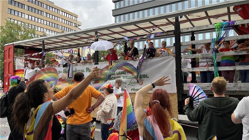 Zuschauer winken den Altländern beim CSD in Hamburg zu.