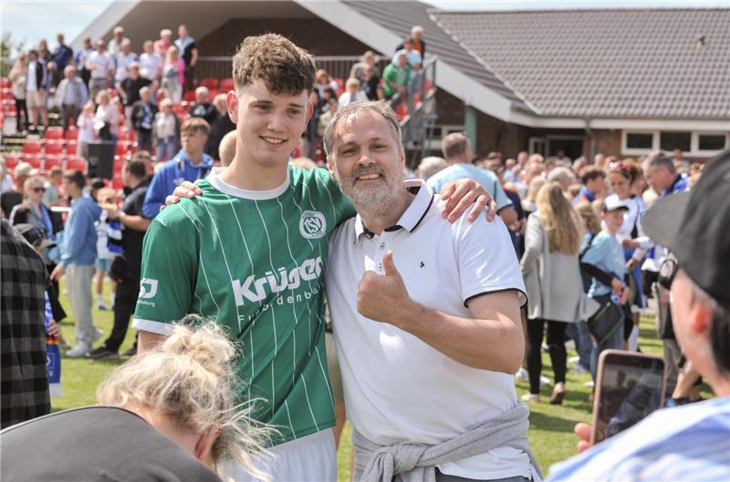 Ein Zuschauer lässt sich fotografieren mit Elstorfs Spieler Jonah Genterczewsky.