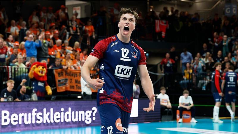 Zuspieler Santeri Välimaa trägt auch in der kommenden Saison das Trikot des Pokalsiegers.