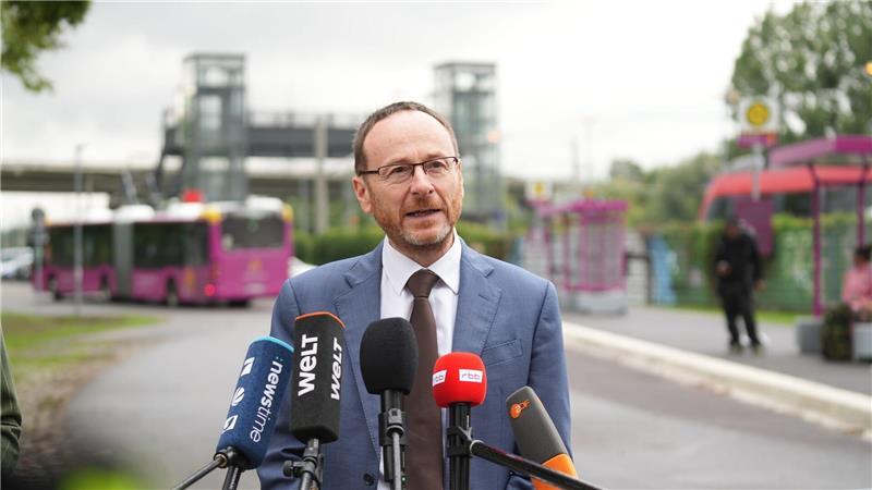 Hamburg-Berlin: Ersatzverkehr-Betreiber sagt Verbesserung zu Zuständig für den Busersatzverkehr ist das Unternehmen Ecovista, das von Michael Bader geführt wird.