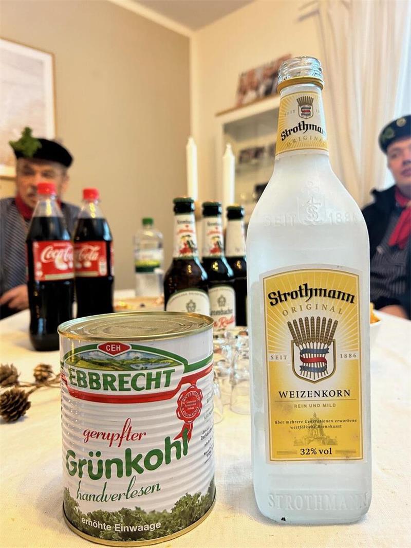 Tradition gerettet: Schipperball bleibt mit Kohl und Köm in Gräpel Zutaten für den Schipperball-Auftakt: Grünkohl in der Dose und ein Klarer.