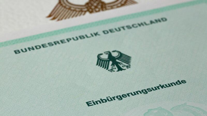 Erleichterte Einbürgerung wird 2023 nicht mehr beschlossen Zuwanderer sollen laut dem Gesetzentwurf der Bundesregierung künftig bereits nach fünf Jahren Aufenthalt in Deutschland Staatsbürger werden können, vorausgesetzt sie können ihren Lebensunterhalt ohne staatliche Hilfe bestreiten.