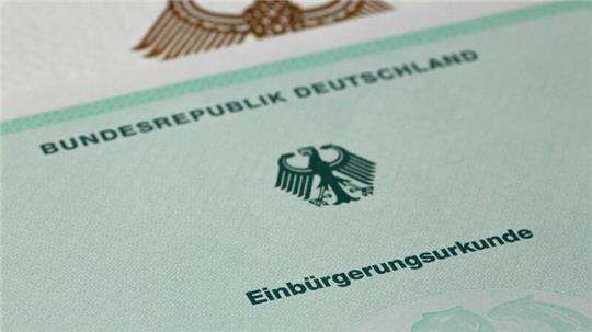 Zuwanderer sollen laut dem Gesetzentwurf der Bundesregierung künftig bereits nach fünf Jahren Aufenthalt in Deutschland Staatsbürger werden können, vorausgesetzt sie können ihren Lebensunterhalt ohne staatliche Hilfe bestreiten.