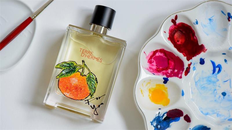 Mit Tinte und Feder: Kalligraphin veredelt Luxusprodukte Zuzana Gajdosikova ist eine vielseitige Künstlerin, die mit Federn, Farben, Pinsel und Blattgold meisterlich umgehen kann.