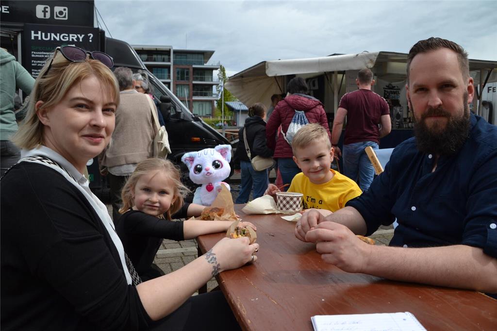 Zuzanne und Thomas Igel sind mit ihren Kindern Emma und David zum Stadthafen gek...