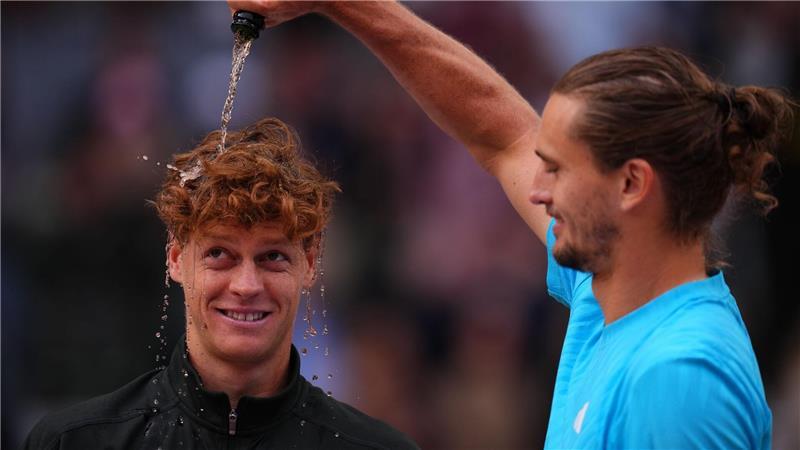 Zverev begießt Sinner mit Champagner. 