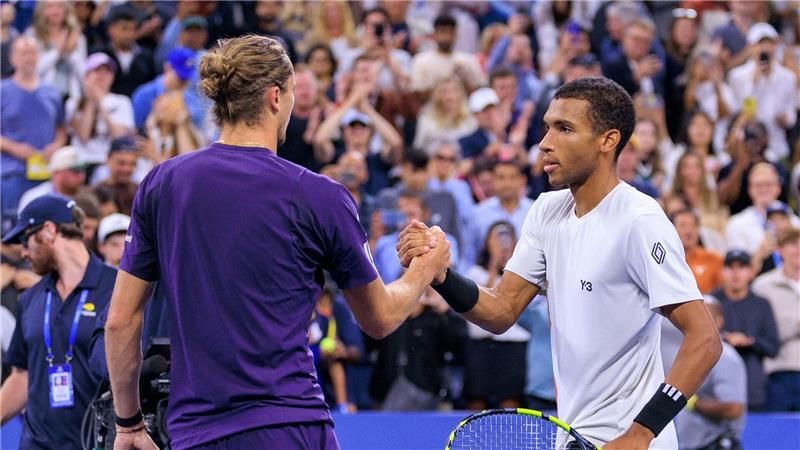 „Schlecht gespielt“: Zverev erlebt nächsten Grand-Slam-Frust Zverev blieb nichts anderes übrig, als seinem Gegner zu gratulieren.