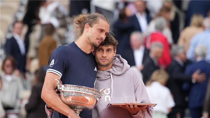 „Happy End“: Zverev kürt sich zum Grand-Slam-Champion Zverev (l) tröstet Finalgegner Cobolli