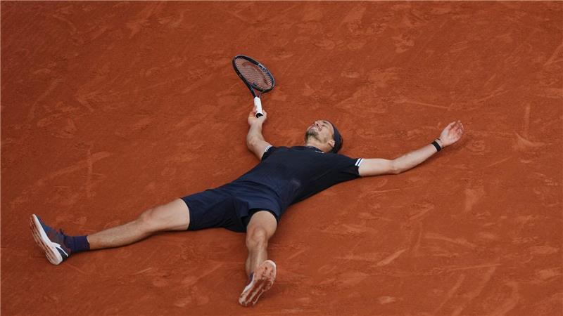 Zverev liegt auf dem Platz - Jubel nach Sieg