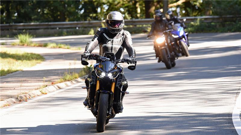 Zwei 19-Jährige sind mit ihrem Motorrad bei Amt Neuhaus an der Elbe verunglückt. 