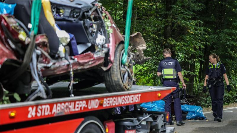Zwei 19-jährige Männer sowie zwei 14 und 16 Jahre alte Mädchen sind bei einem Autounfall in Kürten gestorben. Am Steuer saß ein 16-Jähriger. Er überlebte. Der Wagen gehört seinen Eltern.