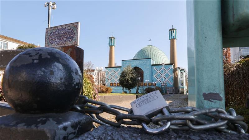 Zwei Ableger des verbotenen Islamischen Zentrums Hamburg, das die Blaue Moschee betreibt, sind mit Eilanträgen gegen die Verbotsanordnung vor dem Bundesverwaltungsgericht gescheitert.