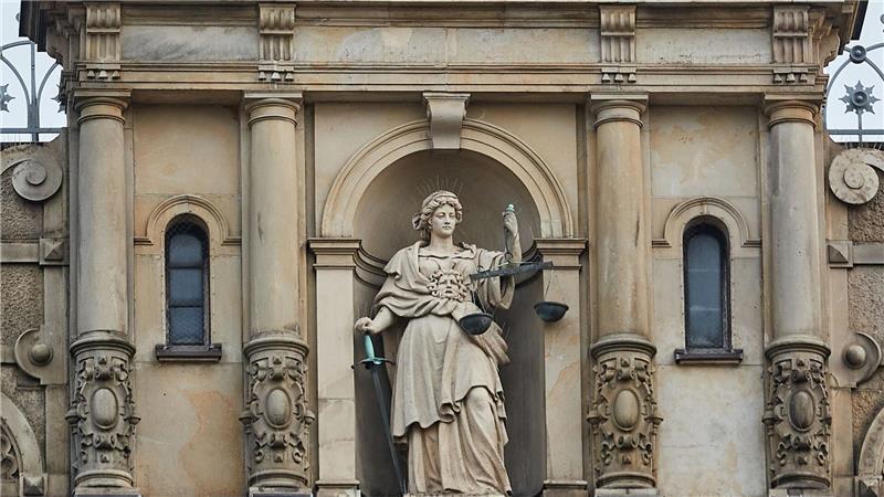 Zwei Apotheker und vier leitende Mitarbeiter ihrer Unternehmen werden sich am Landgericht Hamburg einem Prozess wegen Bestechung und Abrechnungsbetrugs in Millionenhöhe stellen müssen. (Symbolbild)