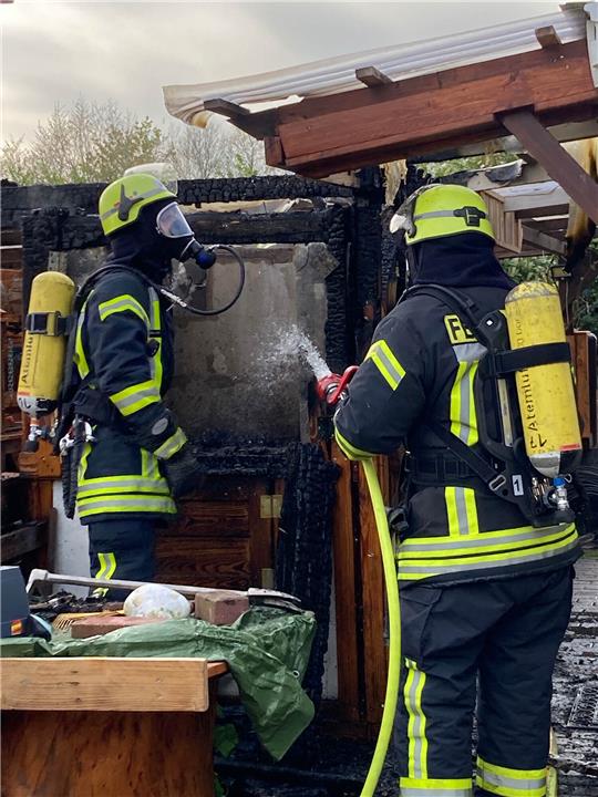 Zwei Atemschutztrupps waren im Einsatz, um das Feuer zu löschen. Fotos: Feuerwehr Drochtersen