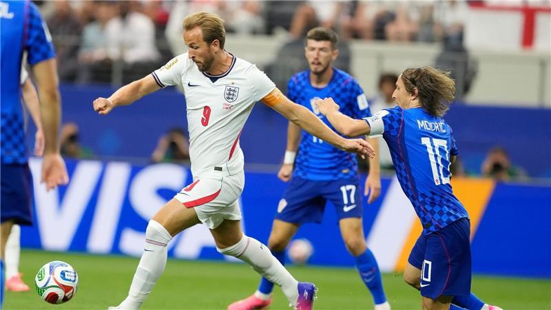 Superstürmer Kane führt England zum Startsieg gegen Kroatien Zwei Ausnahme-Fußballer im Zweikampf: Harry Kane (l) und Luka Modric.