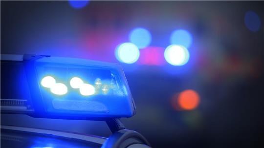 Zwei Autos kollidieren auf der Geest, einer der Autofahrer ist unter Drogeneinfluss gefahren. (Symbolbild)