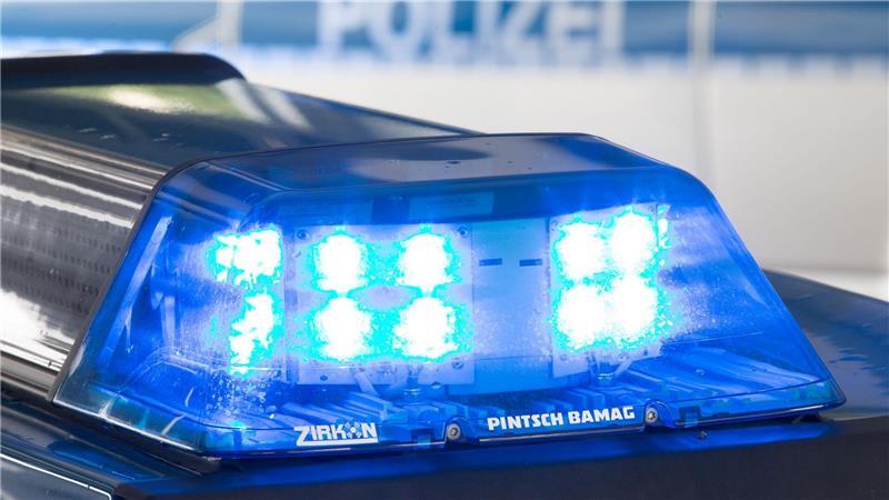Zwei Autos kollidieren, ein Fahrer wird schwer verletzt. (Symbolbild)