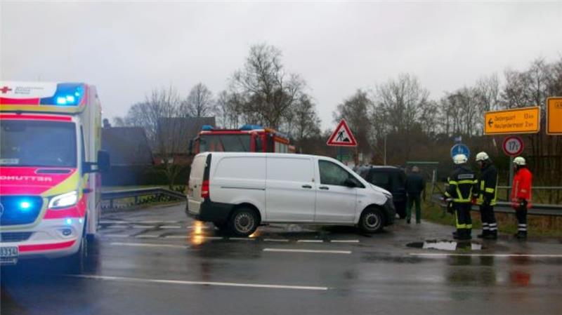 Zwei Autos sind am Dienstag zwischen Wischhafen und Osten kollidiert. Foto: Feuerwehr