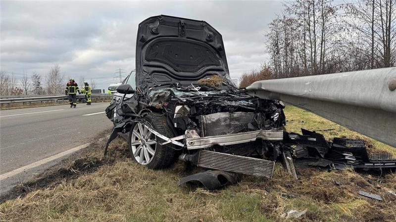 Zwei Autos verunglücken auf A26 - Drei Verletzte Zwei Autos sind auf der A26 im Alten Land verunglückt.