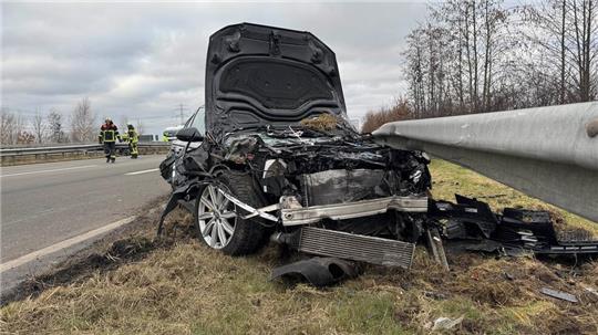 Zwei Autos sind auf der A26 im Alten Land verunglückt.