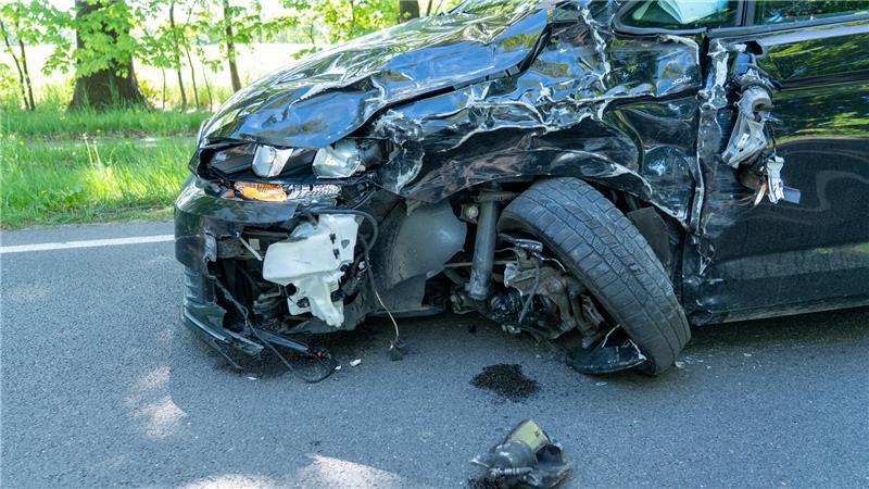 Drei Verletzte bei Unfall auf der B75, darunter ein Kleinkind Zwei Autos sind auf der Bundesstraße 75 zusammengeprallt.