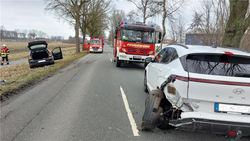 Zwei Autos sind auf der Kreisstraße 3 kollidiert.
