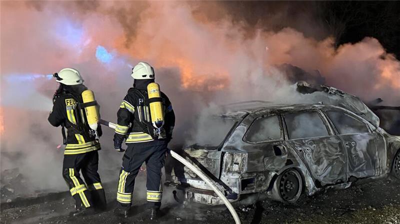 Scheune und Autos brennen in Mulsum nieder – Hoher Sachschaden Zwei Autos sind komplett ausgebrannt, eins wurde beschädigt.