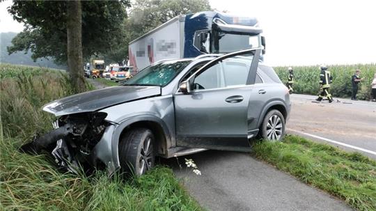 Zwei Autos und ein Lkw kollidierten auf der Bundesstraße 73 zwischen Himmelpforten und Düdenbüttel.